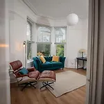 Stunning 1 Bedroom Apartment With Private Parking