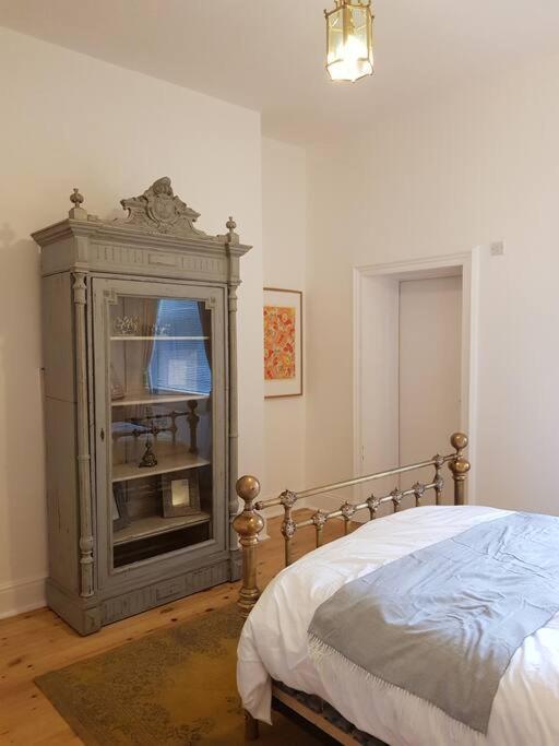 Stunning 1 Bedroom With Private Parking *