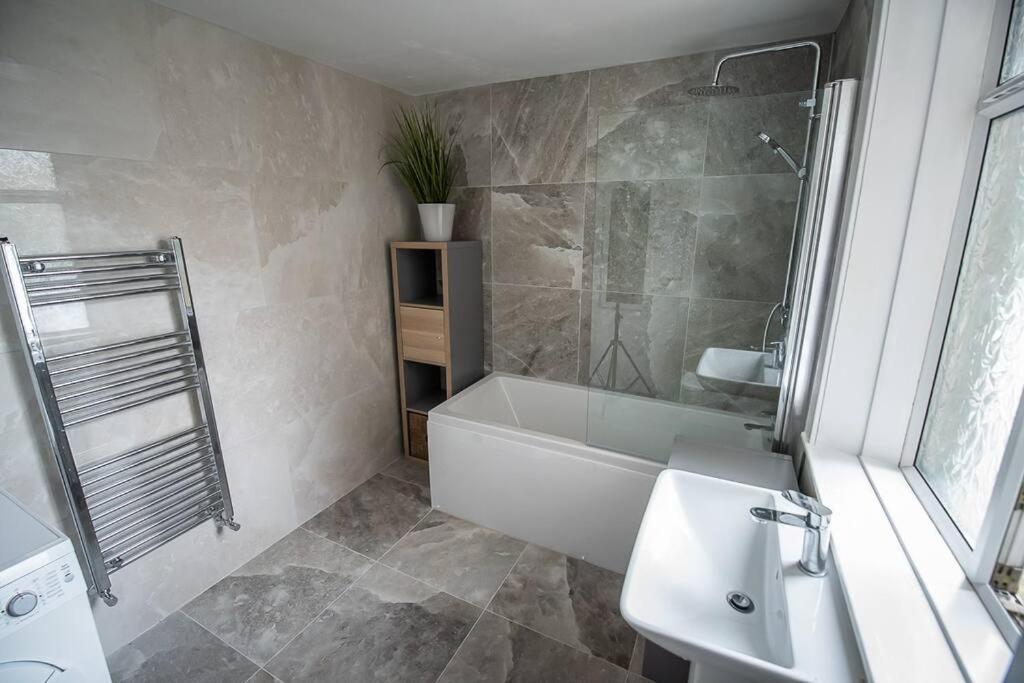 Stunning 1 Bedroom With Private Parking