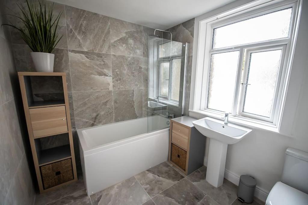 Apartment Stunning 1 Bedroom With Private Parking